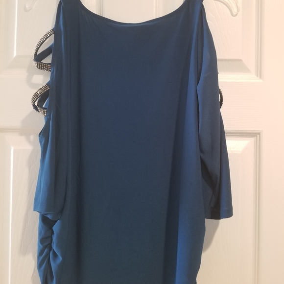 🌈NWT Cold shoulder top - Picture 6 of 9